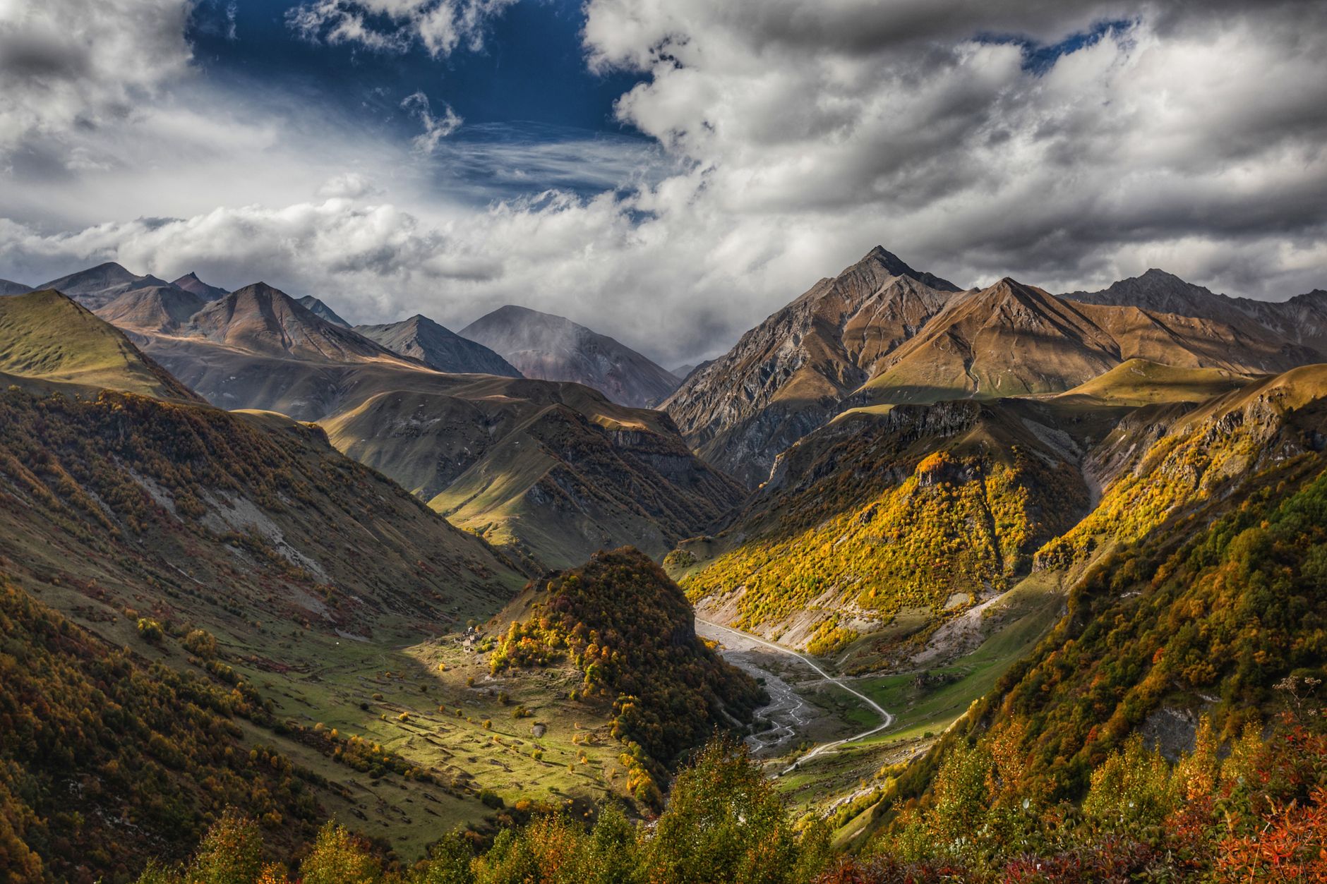 Una vista panorámica de picos montañosos escarpados y cubiertos de nieve en la cordillera del Cáucaso.